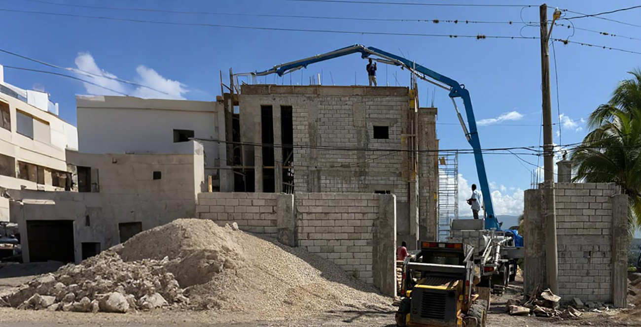 33m concrete pump truck operation in Jamaica