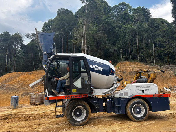 Aimix mobile concrete mixer truck woking 